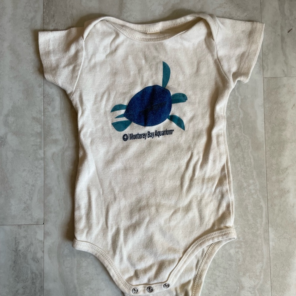 Monterey Bay Aquarium 100% Cotton Sea Turtle Baby Onesie, size 6-12 months